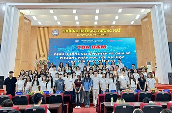 TỌA ĐÀM “VỮNG NỀN TẢNG – SÁNG TƯƠNG LAI”  CHO TÂN SINH VIÊN K62D