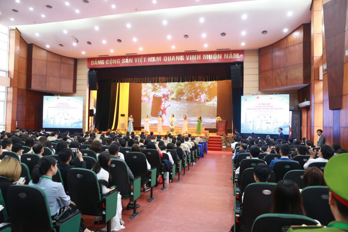 LỄ TỔNG KẾT VÀ TRAO GIẢI NCKHSV NĂM HỌC 2019