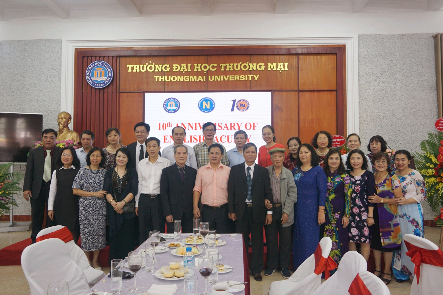 Trường Đại học Thương mại tưng bừng kỷ niệm 10 năm thành lập khoa Tiếng Anh